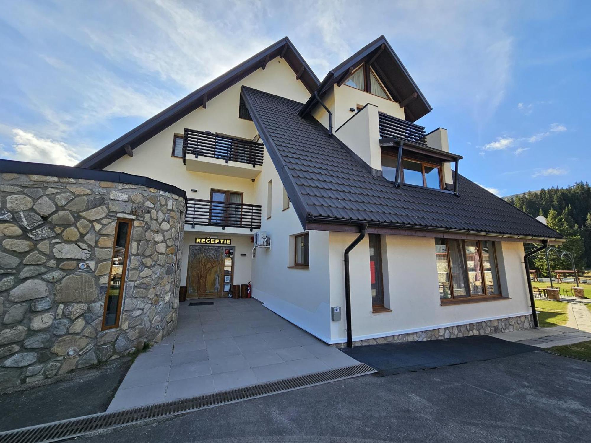 Casa Iustin Otel Moroeni Dış mekan fotoğraf